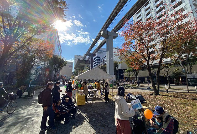 写真　ふたごキャラバンの東京すくすくブース