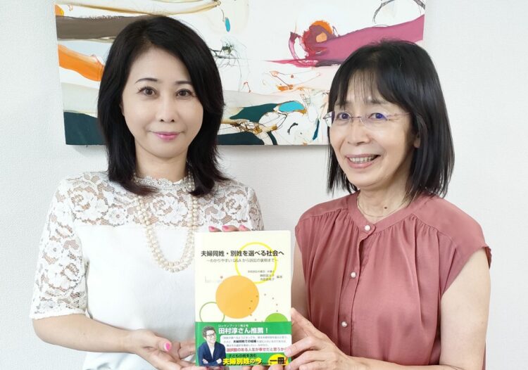 写真　寺原真希子さんと榊原富士子さん