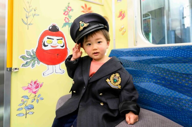 制服を着て敬礼する姿も様になっている子ども