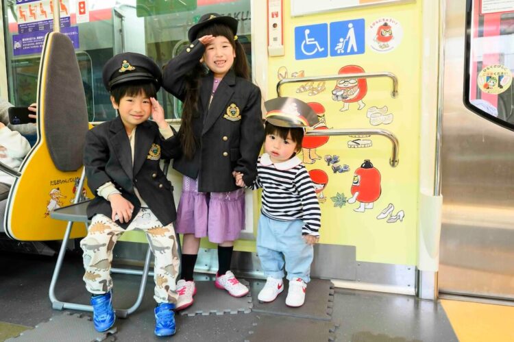 子育て応援スペースにおおはしゃぎだった3人
