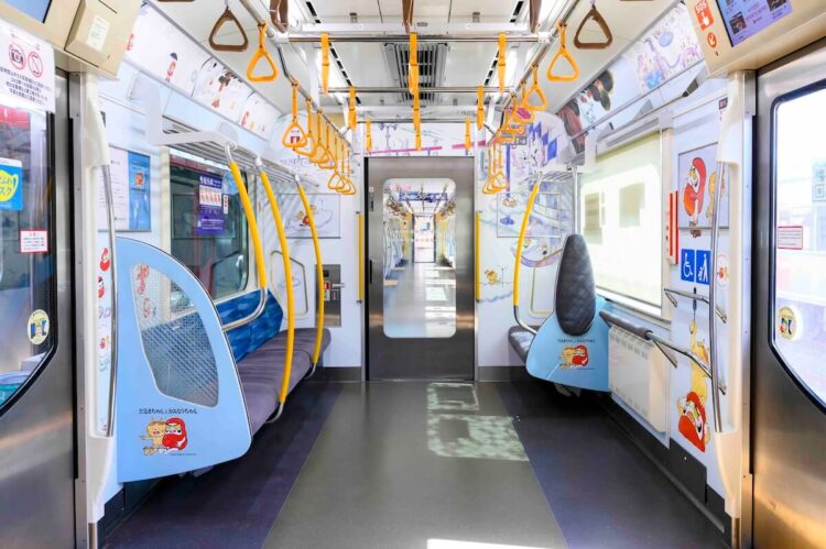 6号車の「だるまちゃんとかみなりちゃん」をあしらった子育て応援スペース