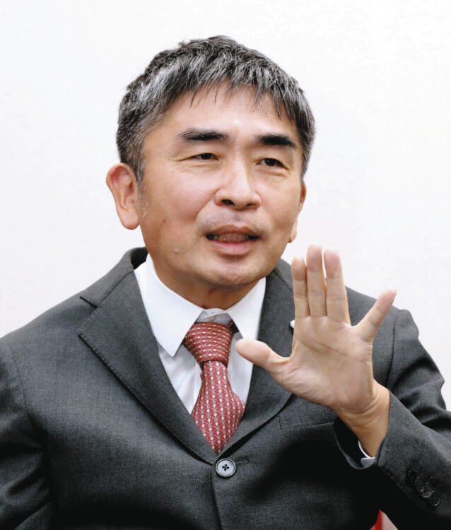 写真 テルミン奏者の竹内正実さん