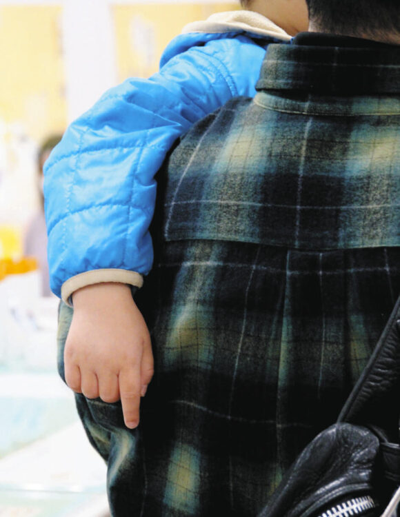 写真 面会交流を終え、受け渡し場所にきた親子