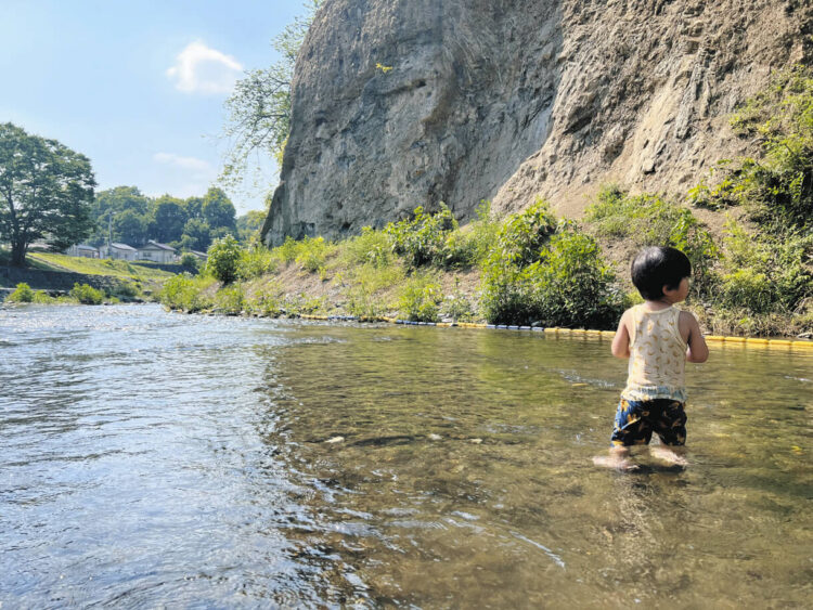 写真 埼玉・秩父の川で遊ぶ息子