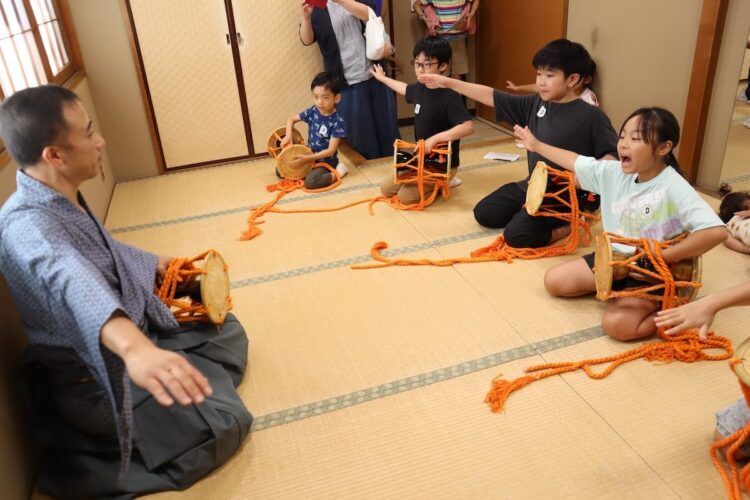大鼓を練習する子どもの写真