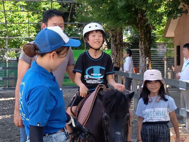写真 馬に乗るきょうだい児