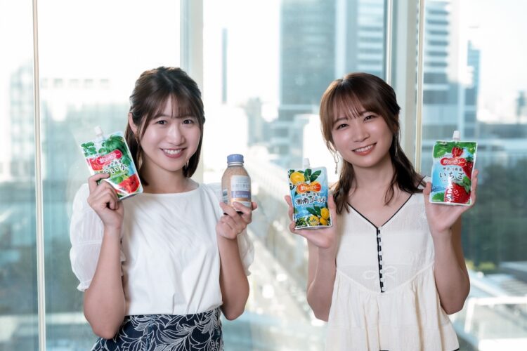 秋元真夏さんと坂口愛美文化放送アナウンサーの写真