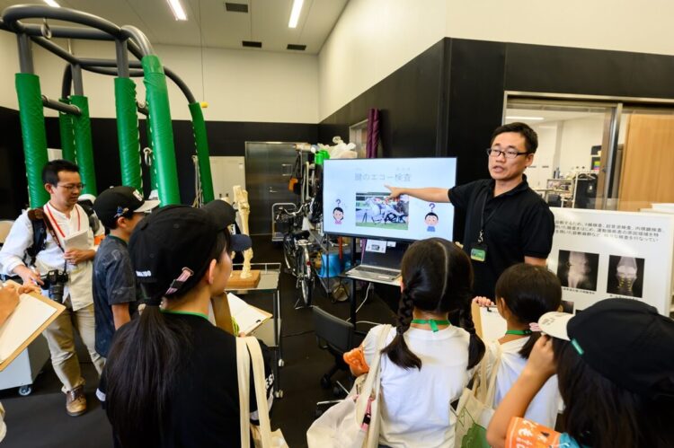 獣医師の仕事について聞くこども記者の写真