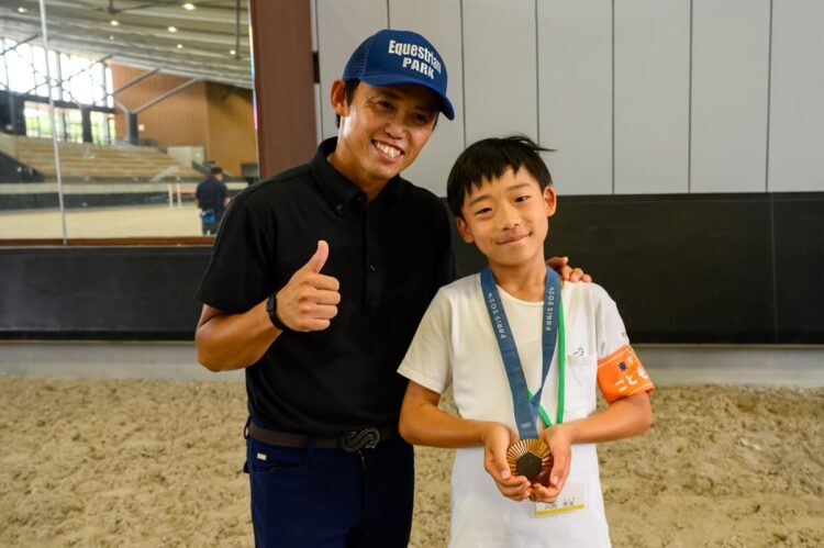 戸本一真選手とこども記者の記念撮影