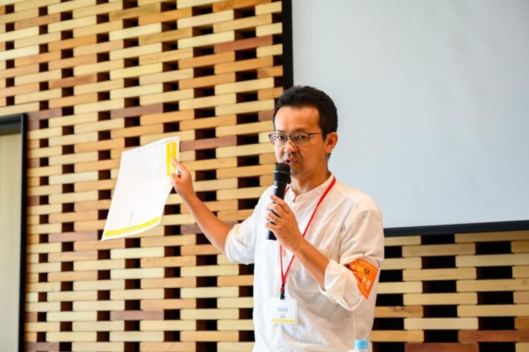 新聞記者がアドバイスする写真