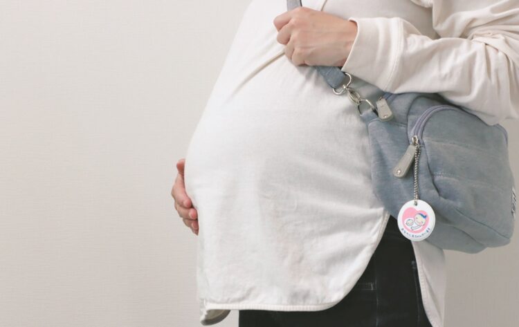 写真　妊婦のお腹とマタニティマーク