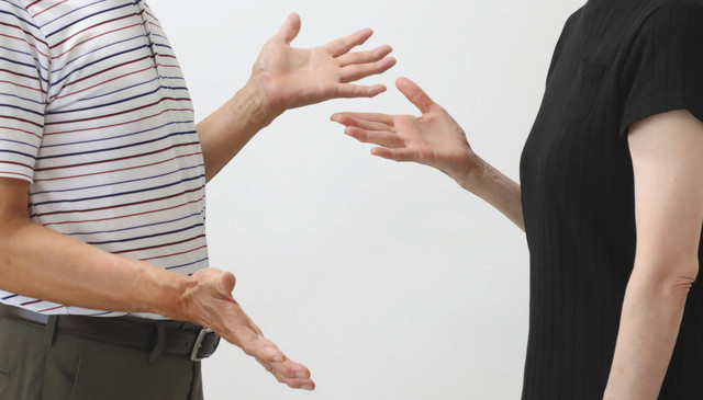 写真　言い争う夫婦