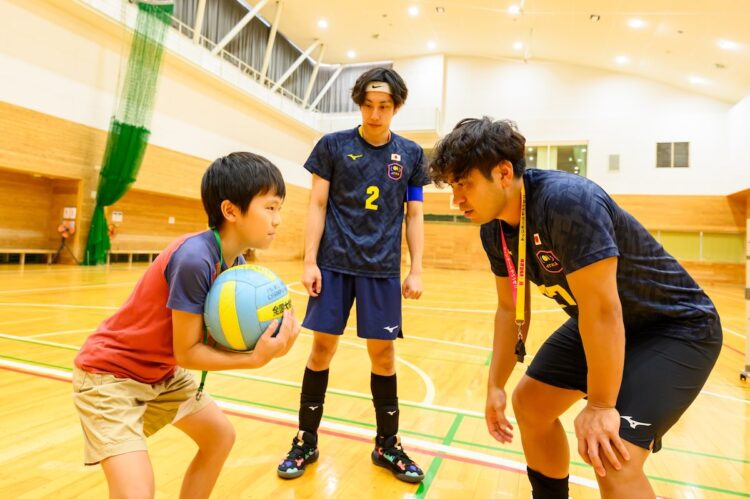 ドッジボールの受け方を習うこども記者の写真