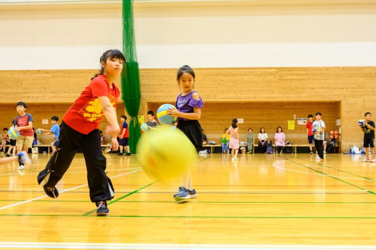 ドッジボールの投げる練習をする女の子の写真