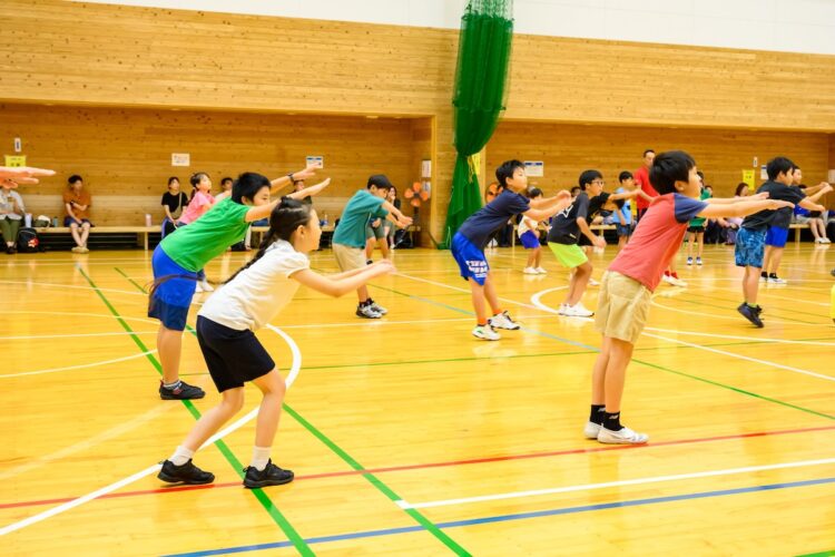 よける練習をする子どもの写真