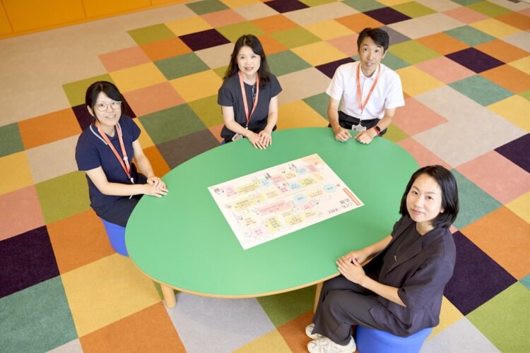 こども家庭庁の職員と浅野編集長の写真