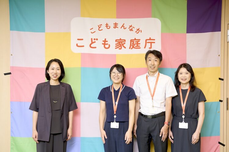 こども家庭庁の職員と浅野編集長の写真