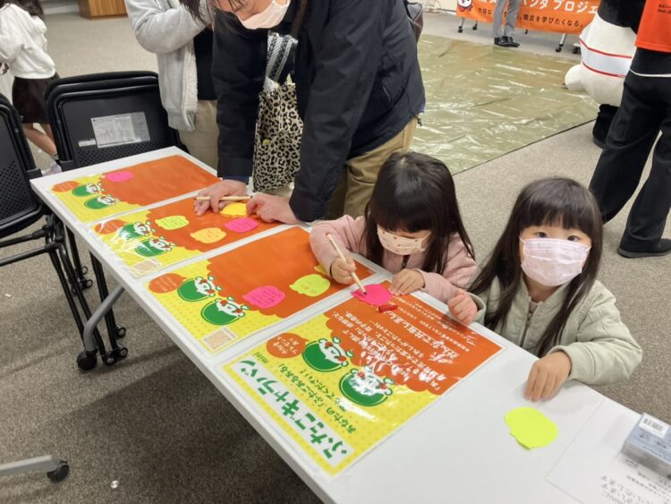 写真　ふたごキャラバンを訪れた双子の子ども