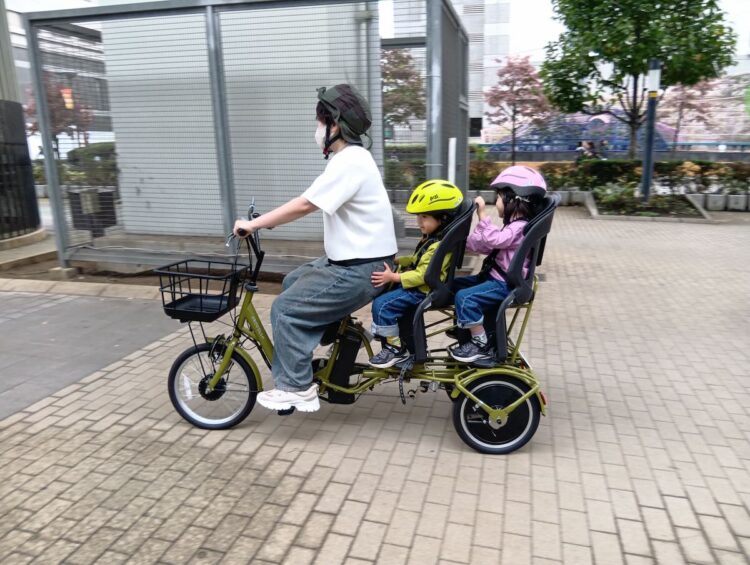 写真　双子用自転車の試乗会