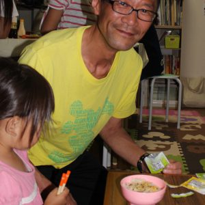 写真　「まいにち子ども食堂」を運営する六郷伸司さん＝東京都板橋区高島平で
