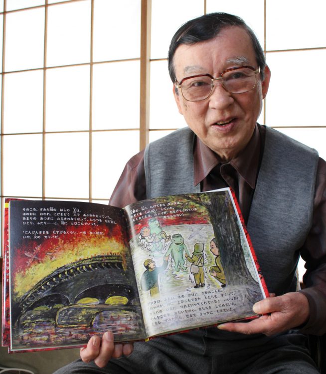 写真　東京大空襲を題材にした絵本「火のカッパ」を発表した漆原智良さん＝東京都羽村市で