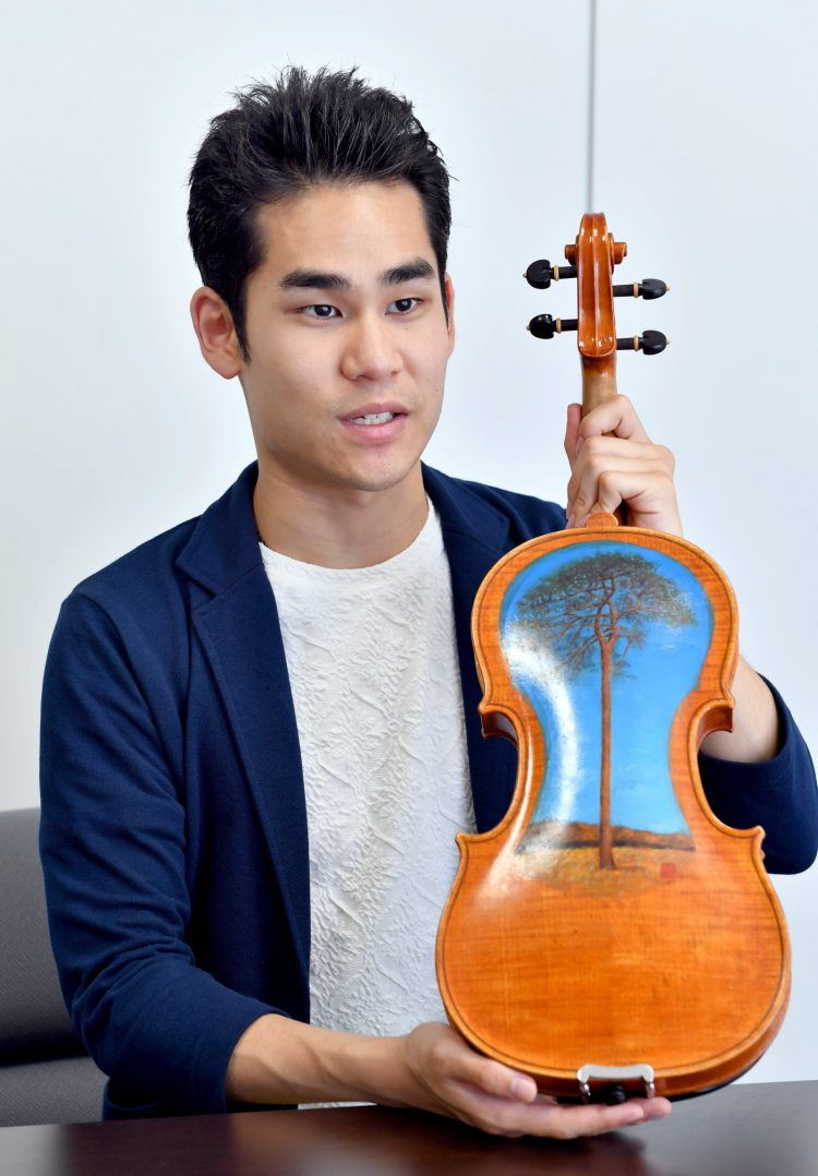 脳性まひのバイオリニスト 式町水晶さん 車いすを押す母のやさしさ、今