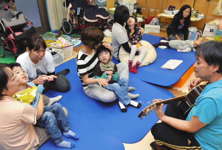 写真は「おでんくらぶ」で看護師らに付き添われて音楽を聴く子どもたち＝2017年10月、東京都中野区で