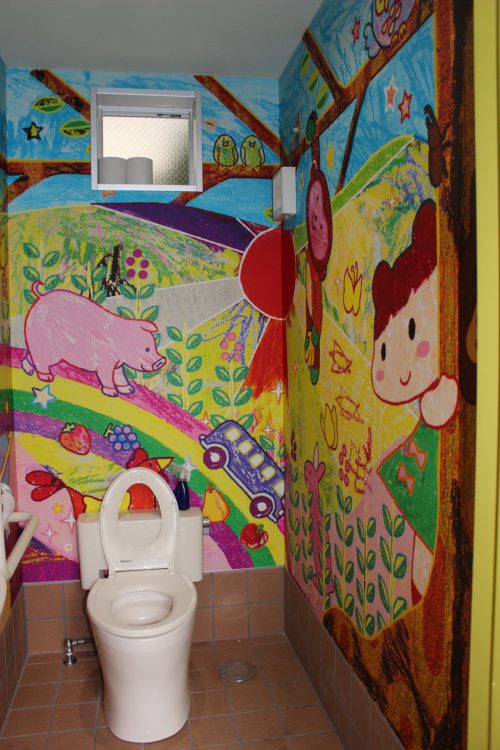 写真　園児とアーティストが描いた絵が内壁を彩るトイレ＝豊島区池袋本町で