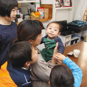写真は家族みんなの人気者となった第４子＝東京都内の自宅で