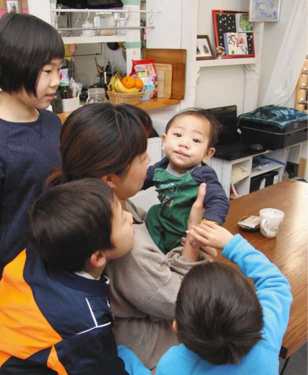 写真は家族みんなの人気者となった第４子＝東京都内の自宅で