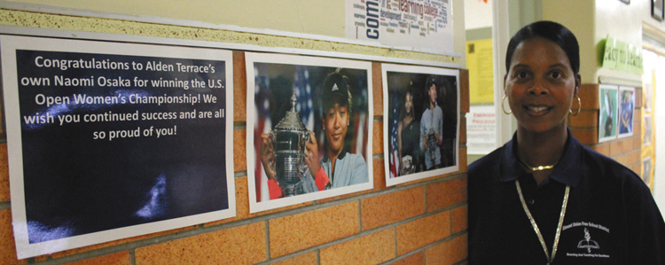 写真　オルデン・テラス小学校のウォーフィールド校長。校内には、大坂選手の全米オープン制覇を祝う言葉や写真が掲げられた