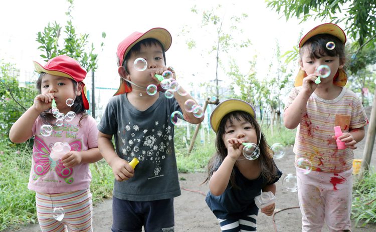 写真　世田谷区の仁慈保幼園で遊ぶ子どもたち