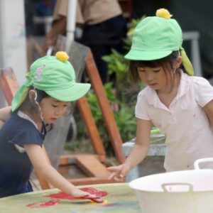写真　仁慈保幼園で遊ぶ子どもたち