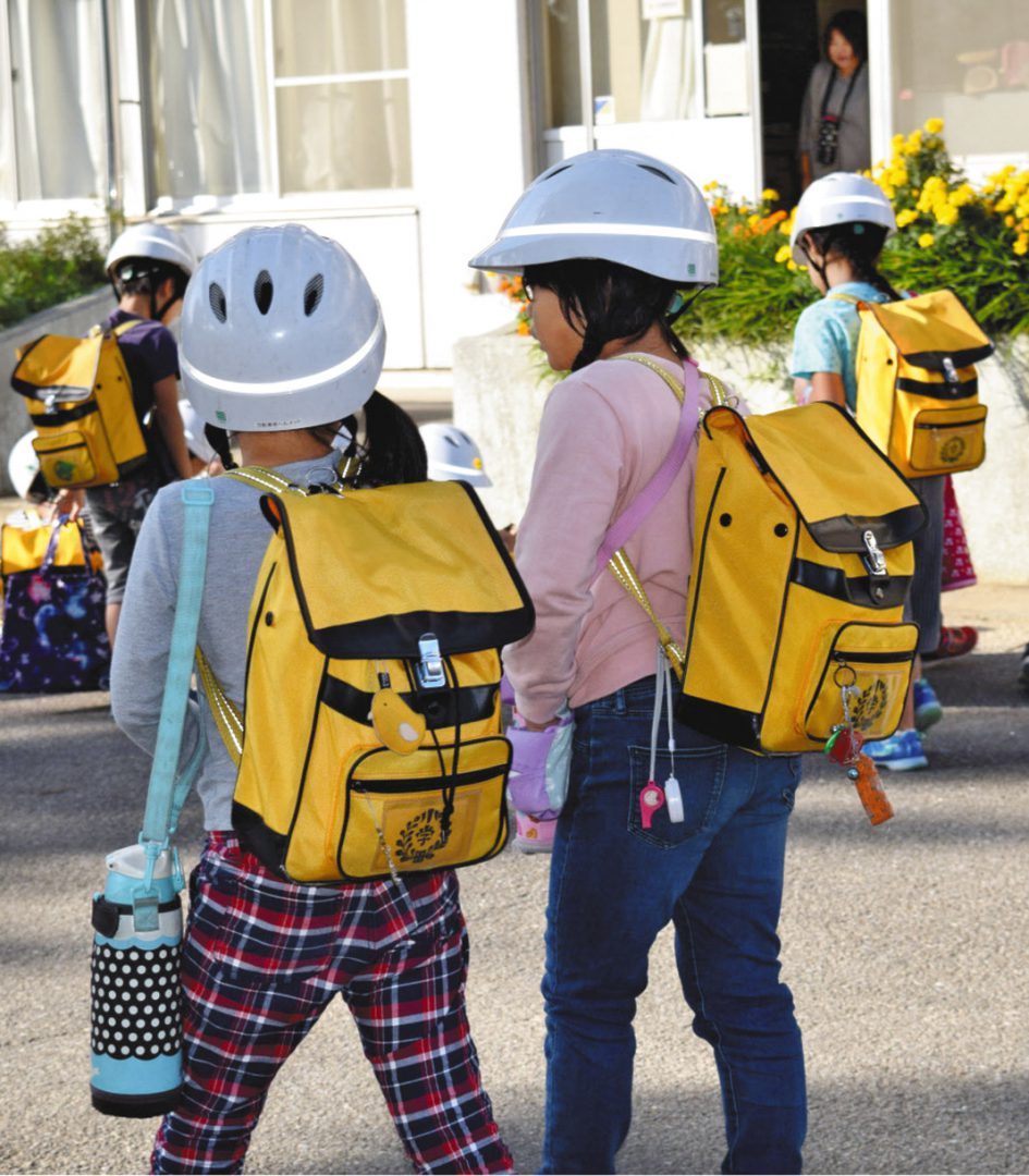 写真　リュック型の「ランリック」を使う藤田小学校の児童たち＝埼玉県本庄市で