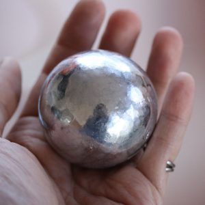 からくり人形作家の福田英生さんが作ってブログで紹介したアルミホイル球（福田さん提供）