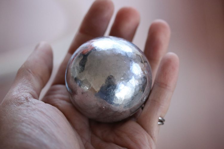 からくり人形作家の福田英生さんが作ってブログで紹介したアルミホイル球（福田さん提供）