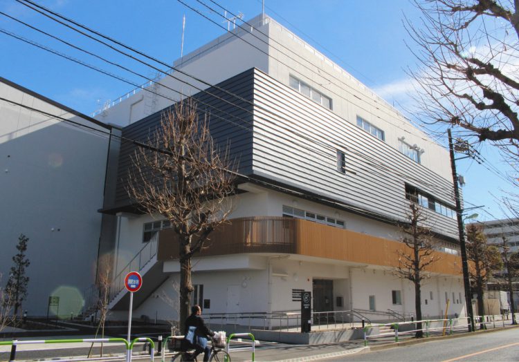 写真　「ほっとスクール希望丘」が入る複合施設。2階の外階段から出入りできる＝東京都世田谷で