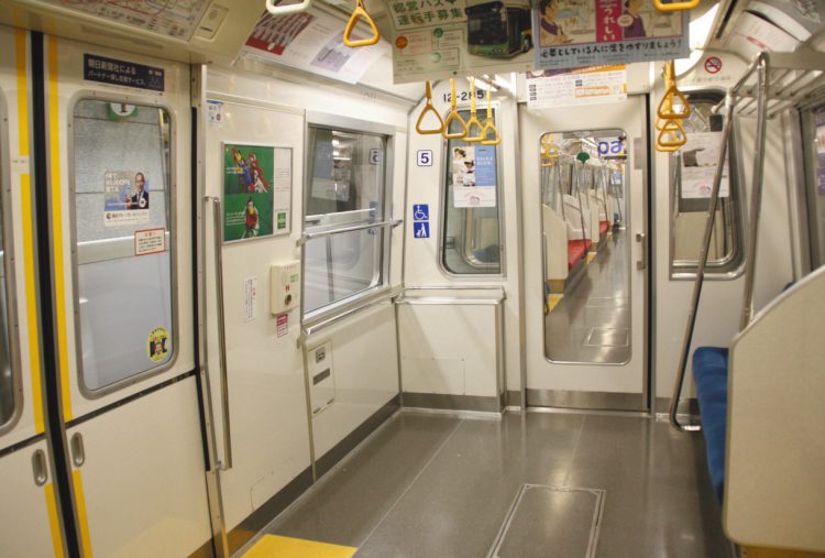 写真　都営大江戸線でベビーカーを置けるスペース。新車両には「子育て応援スペース」を設ける