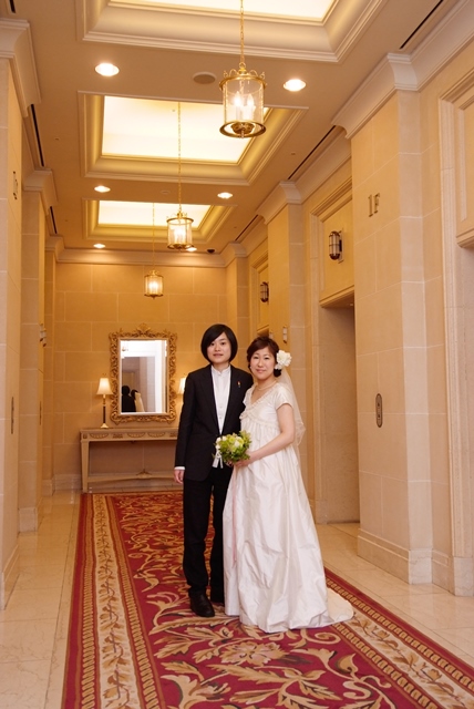 2010年、東京都内で結婚式を挙げた西川麻実さん、小野春さんカップル（本人提供）