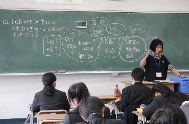 LGBTの授業では生徒が真剣に聞き、意見を出していた＝東京都立両国高校付属中で