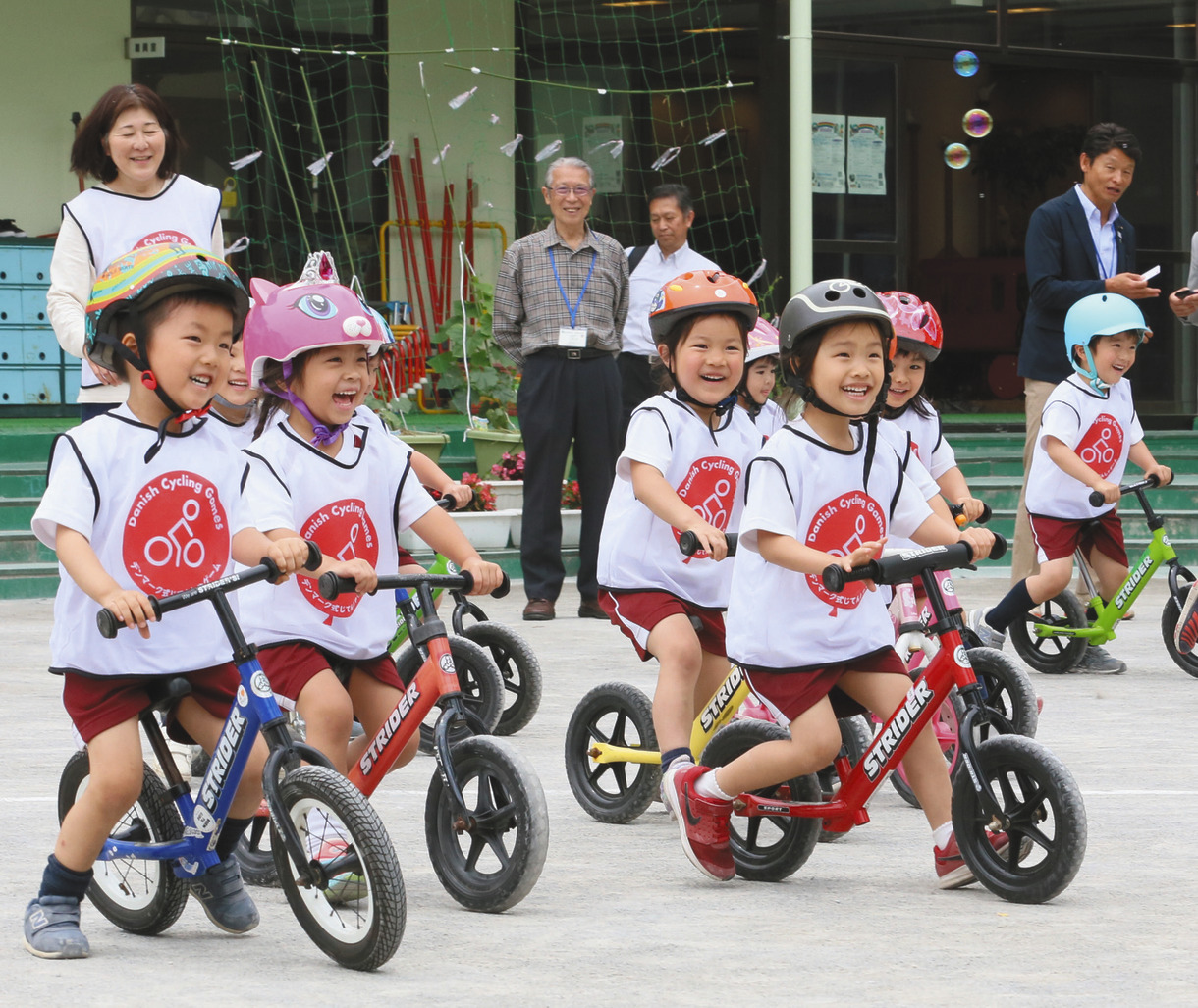 笑顔はじける自転車教育法 デンマーク式「遊びながら学ぶ」 杉並区で