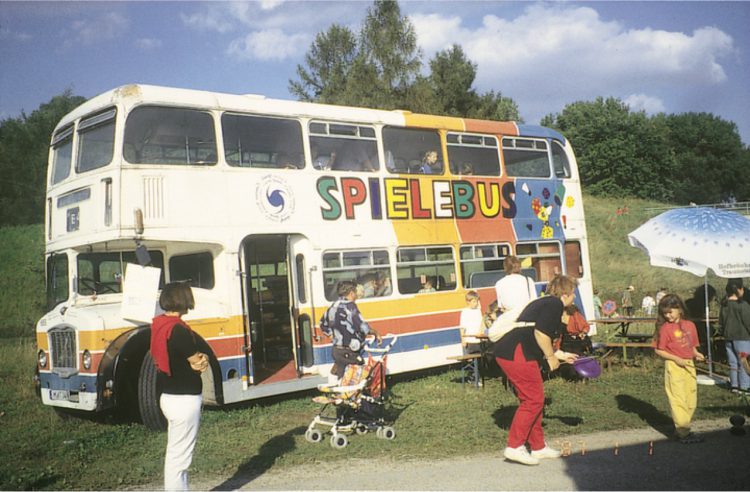 ドイツで導入されているプレーバスの内外で遊ぶ子どもたち（木下教授提供）