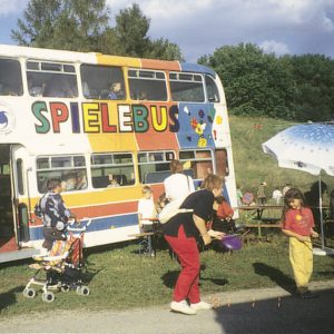 ドイツで導入されているプレーバスの内外で遊ぶ子どもたち（木下教授提供）