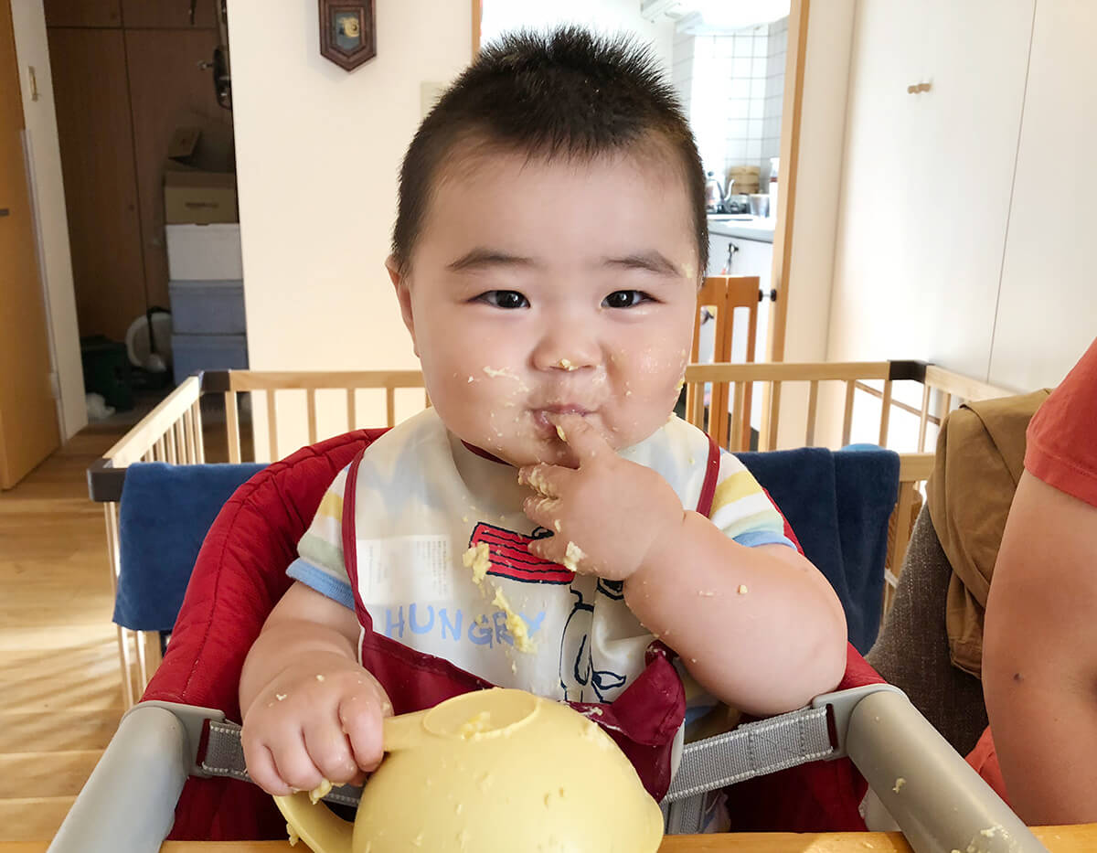 赤ちゃんの離乳食「手づかみ食べ」のススメ 食べさせるより”好奇心と安心”が食べたい気持ちを引き出す | 東京すくすく