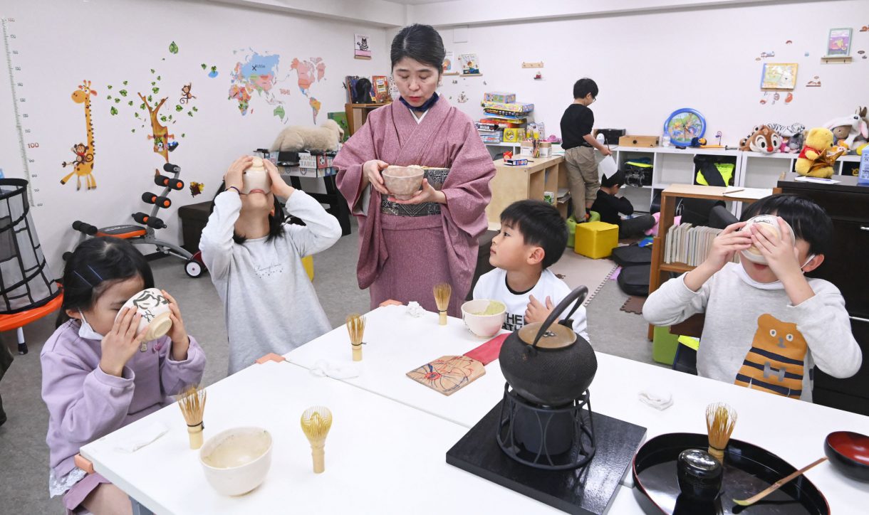学童保育施設で茶道を楽しむ子どもたち＝東京都文京区で