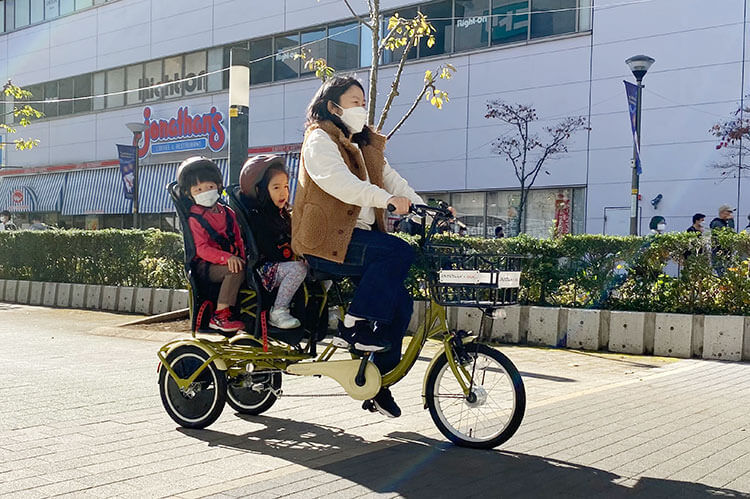 写真　双子用自転車の試乗会