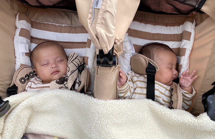 写真　ベビーカーで眠る双子
