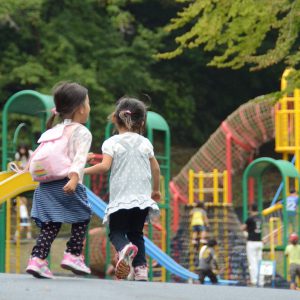 写真　公園で駆け出す子どもたち