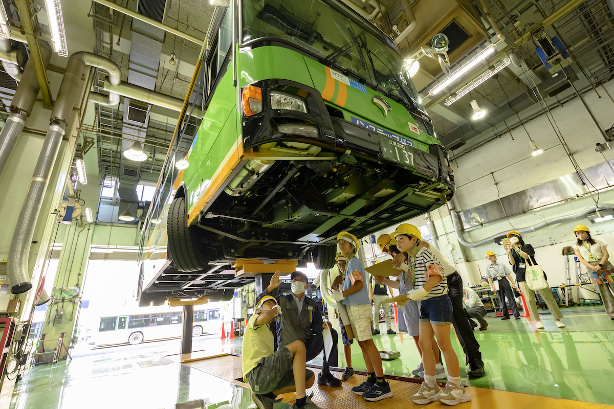 小学生の「都バス探検隊」が最新鋭の水素バスに乗ってみた！ 都営交通