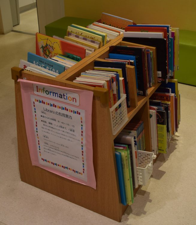 写真　LCA国際小学校のミニ図書館